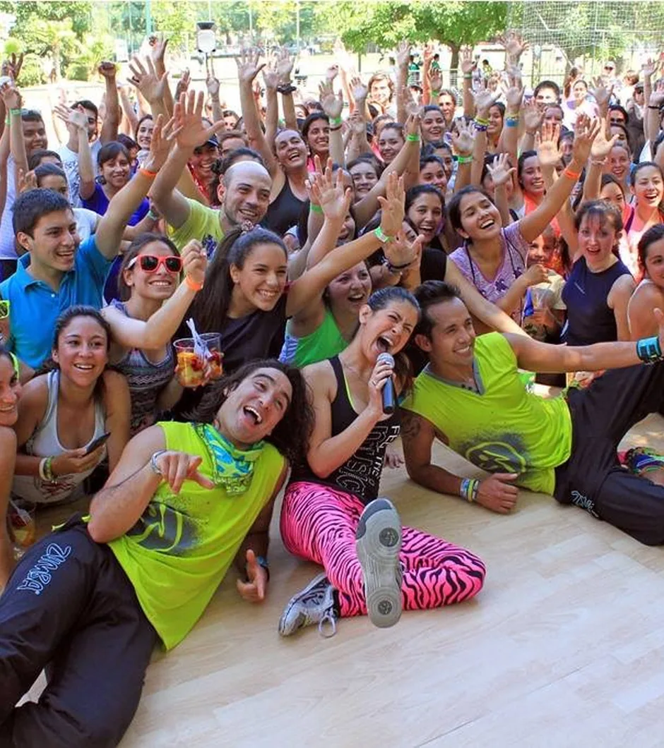 Participantes de la Zumba Master Class celebrando en el suelo al terminar la clase.