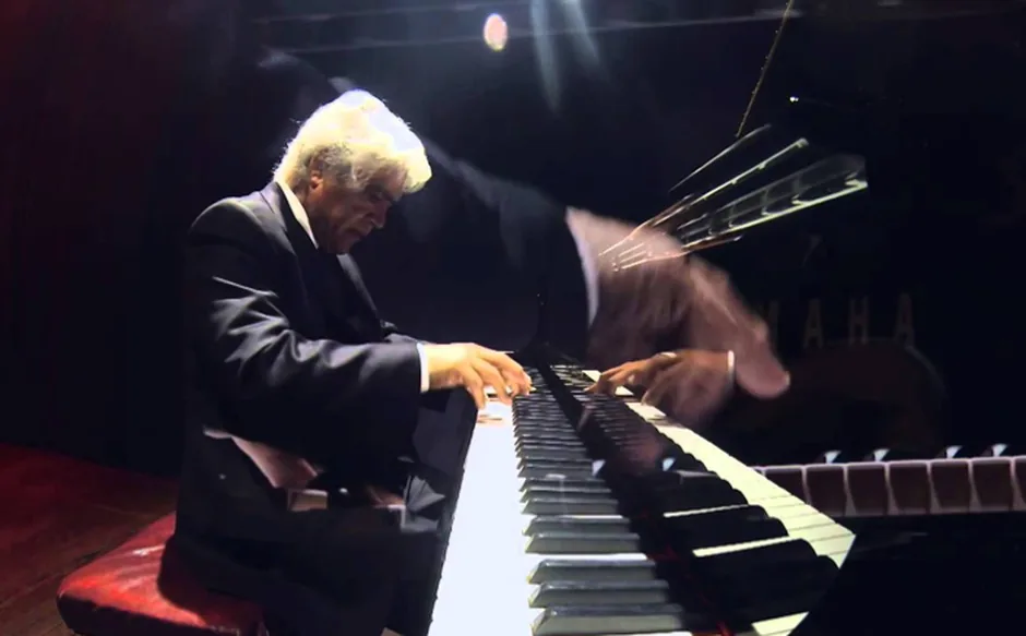 El pianista Roberto Bravo tocando en el escenario del Teatro Oriente.