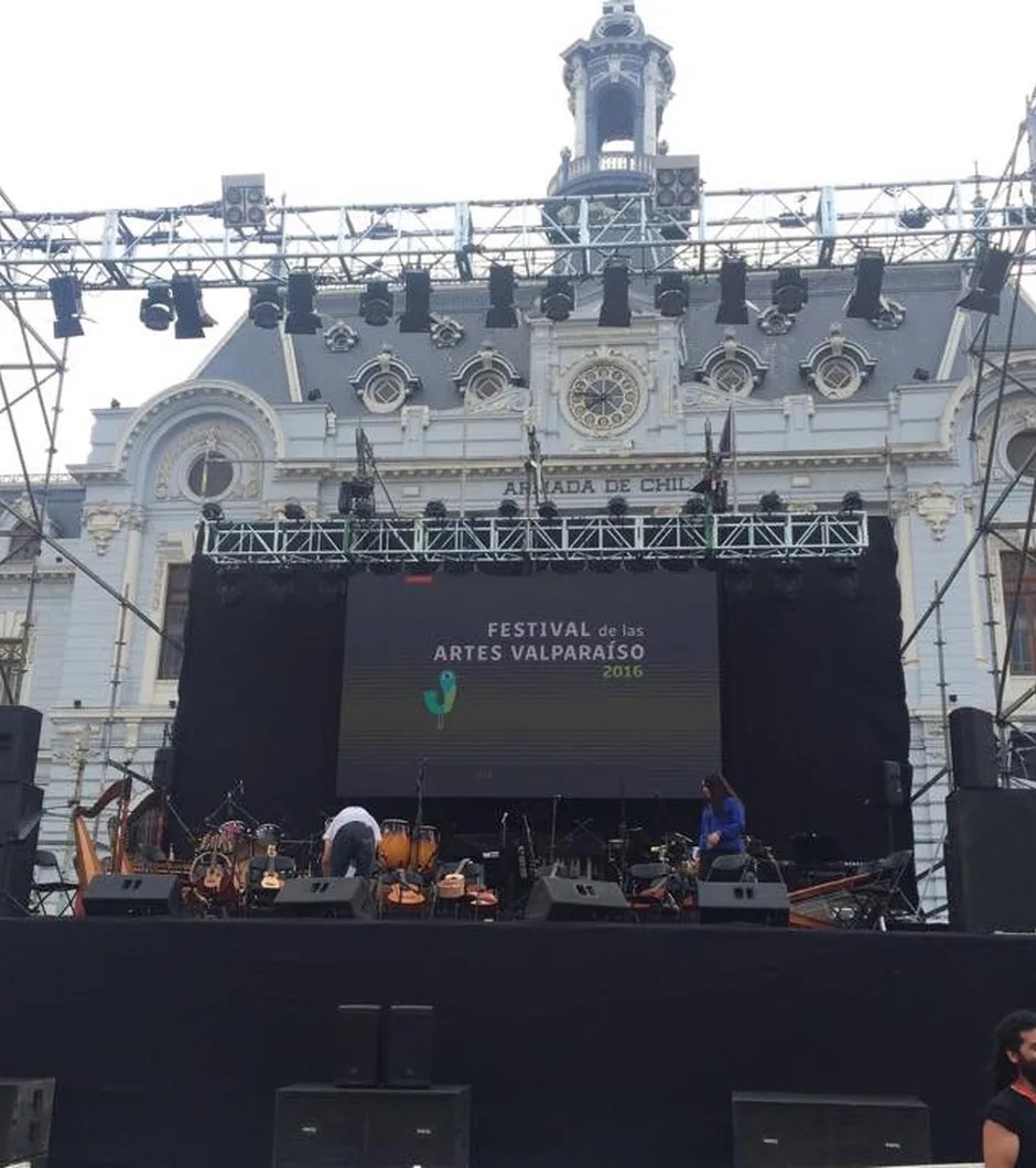 Escenario del Festival de las Artes de Valparaíso, con pantalla LED y equipos de sonido.